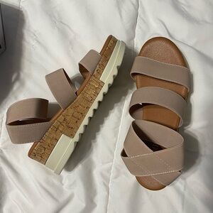 Dreampairs summer sandal, size 7. Never worn.